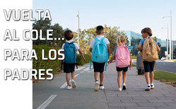 Grupo de niños camino del colegio