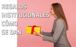 Una mujer ofrece un regalo