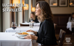 La servilleta tiene su sitio cuando empezamos a comer: el regazo.