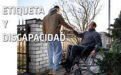 Un hombre da la mano a un amigo que está en una silla de ruedas