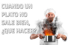 Un cocinero con una olla quemada. Comida echada a perder