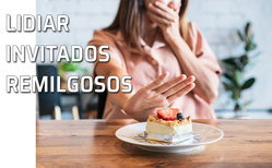 Una invitada rechaza un postre con un gesto desagradable