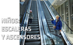 Niña en una escaleras mecánicas observada por su madre