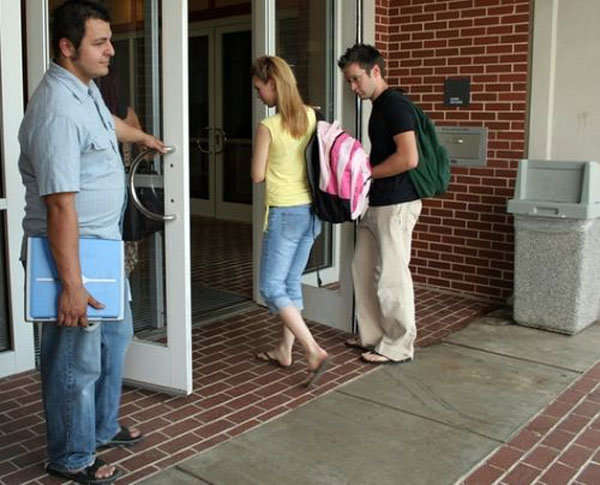 Sujetar una puerta para ceder el paso