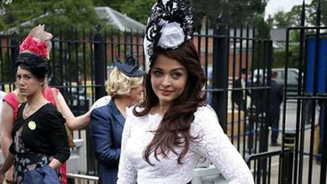 Aishwarya Rai Bachchan con su tocado en las carreras de Ascot.