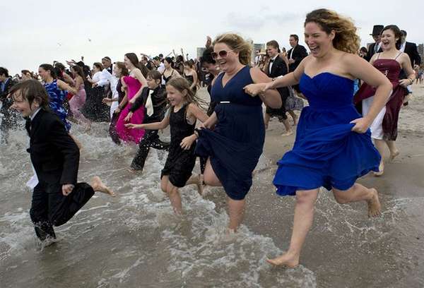 Fiesta de etiqueta en el agua, en Brighton Beach.