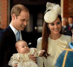 Los duques de Cambridge con su hijo el príncipe Jorge.