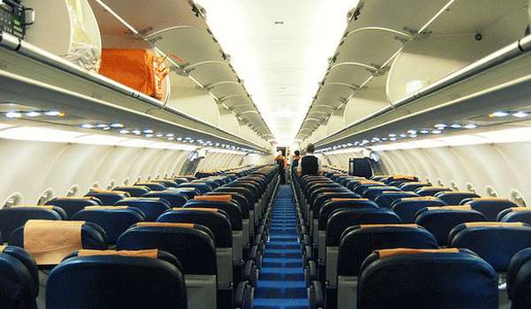 Espacio para pasajeros de un avión EasyJet A321.