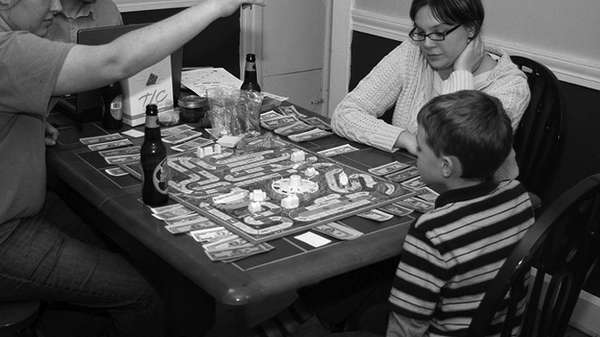 Juego de mesa en familia.