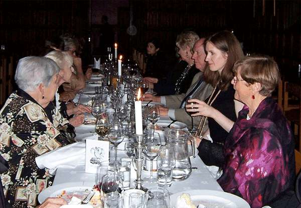 Comida in Corpus hall. Conversando en la mesa.