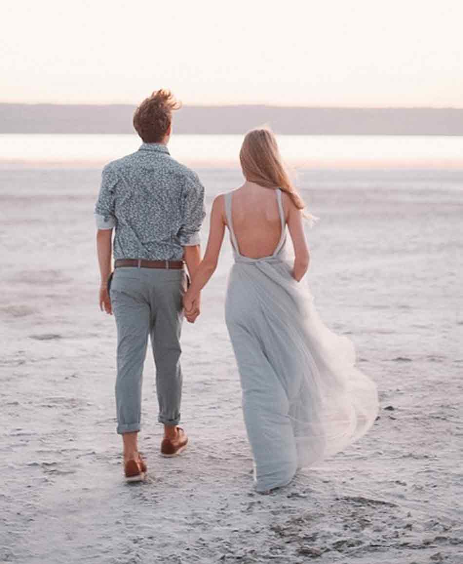 Gestos y formas de caminar en pareja. Pareja caminando por la playa