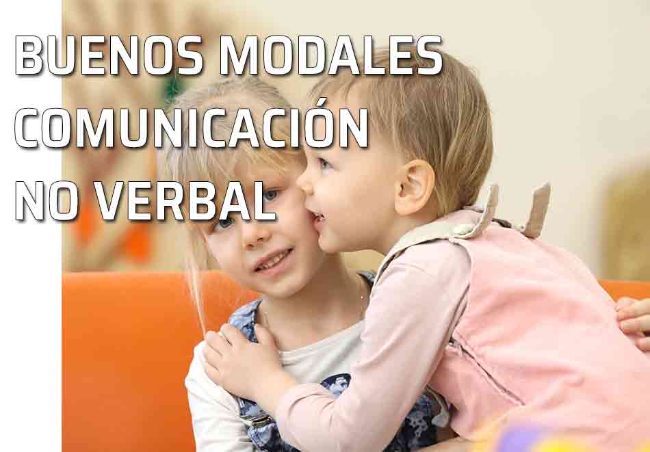 Claves para enseñar buenos modales a los más pequeños. Educación infantil. Pareja de niños se saludan