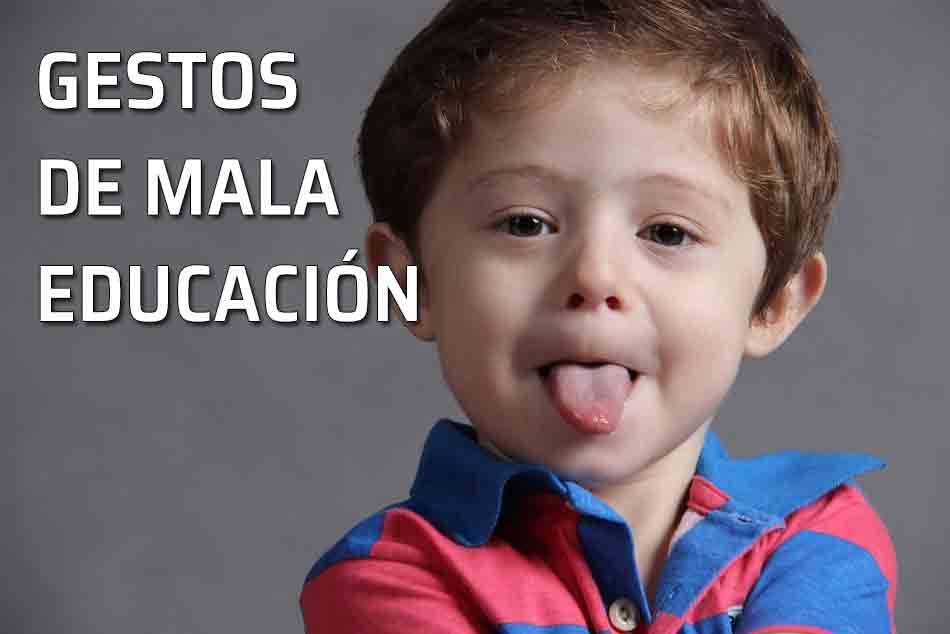 Conocer los gestos vulgares y de mala educación. Niño saca la lengua. Gesto de burla