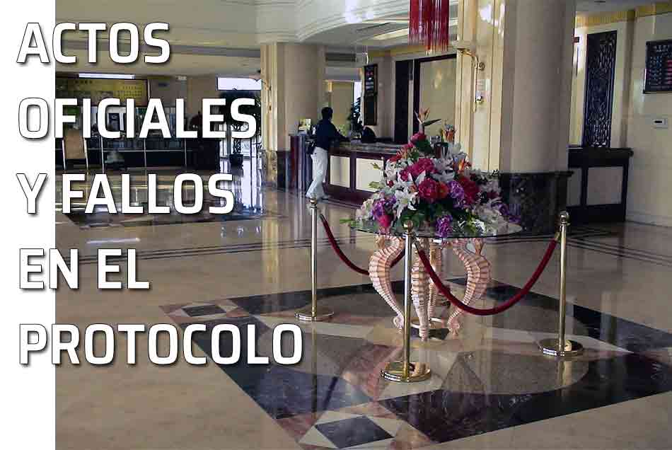 Los fallos de protocolo en los actos oficiales. Hall de un hotel