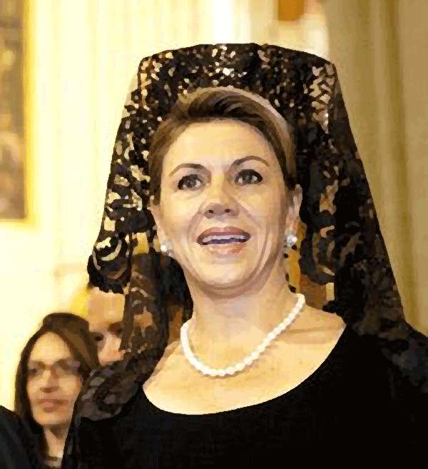 Sra. Cospedal viste con mantilla negra.