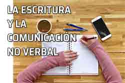 Signos de puntuación. Combinación de la escritura y de la comunicación no verbal. Mujer escribe en un cuaderno