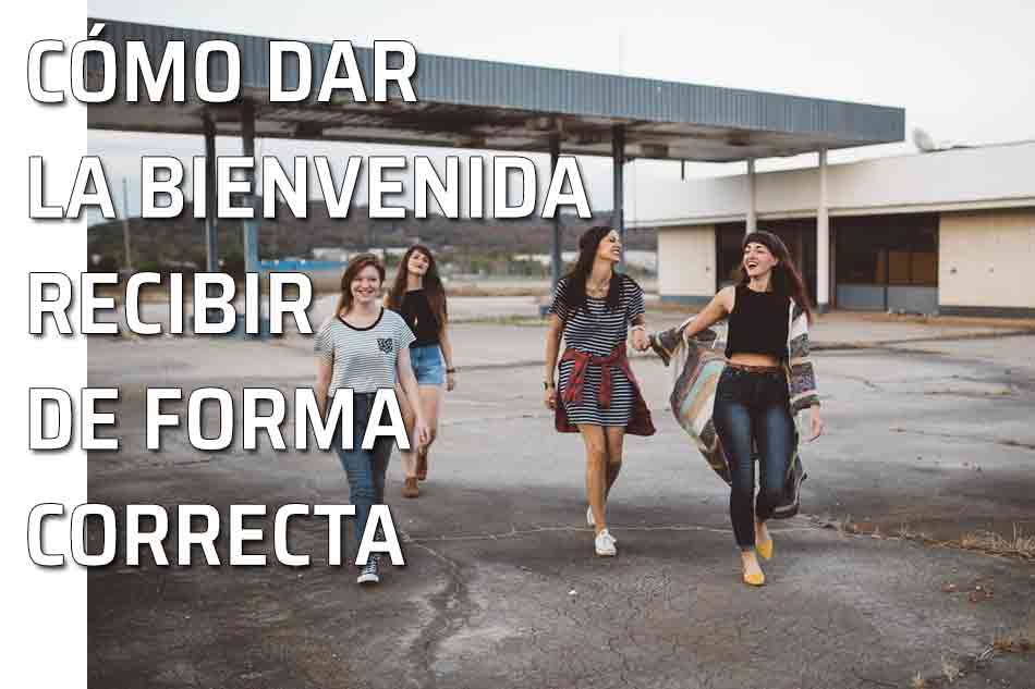 Cómo ofrecer una agradable bienvenida. Recibir de forma correcta. Amigas llegando a un lugar