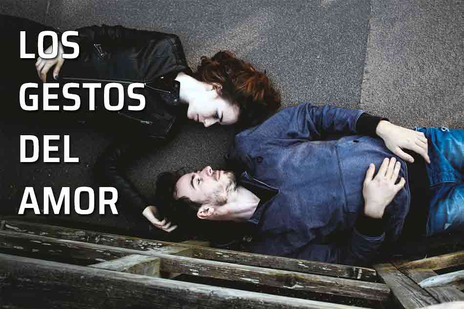 Gestos del amor. Una persona enamorada comunica con sus gestos. Pareja de enamorados