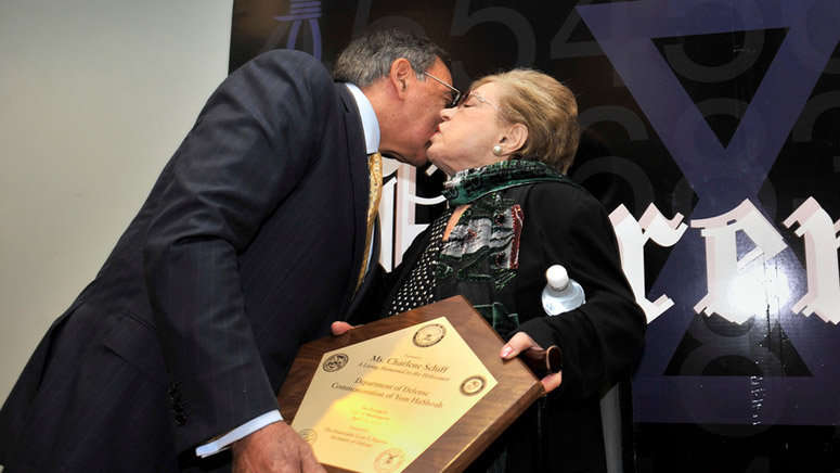 Leon E. Panetta recibe un premio.