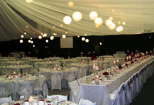 Salón preparado para un banquete.