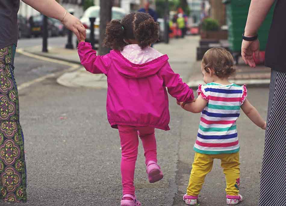 Potencias las habilidades sociales desde pequeños. Niños de la mano