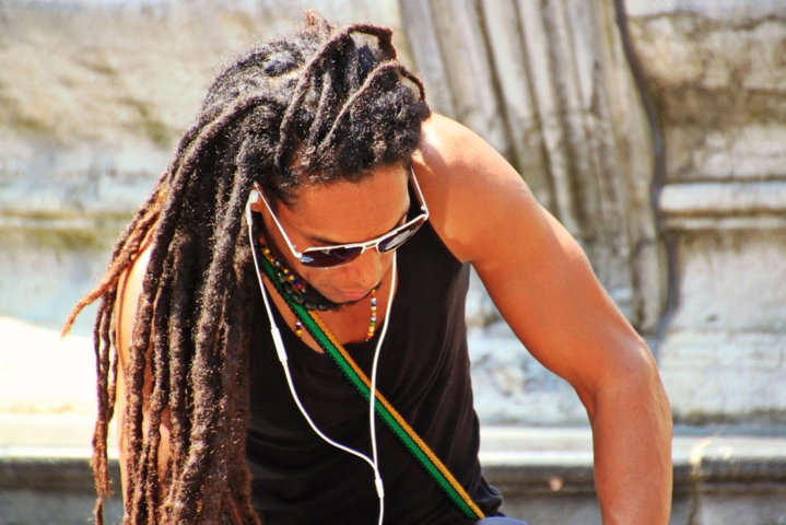 Joven con rastas