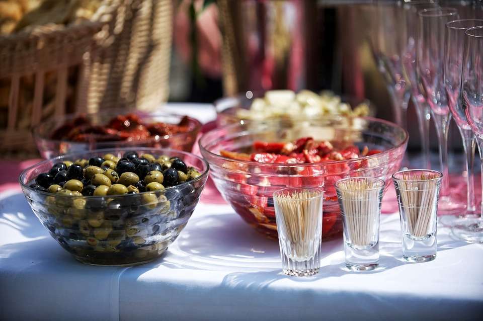 Mesa con aperitivos