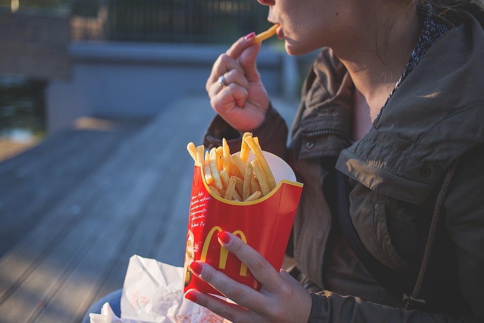 Comer patatas fritas con las manos