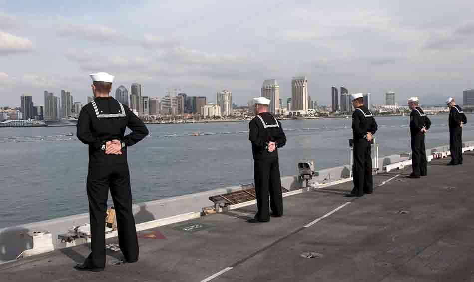 Qué es un saludo naval. Marineros formados en la cubierta de un barco