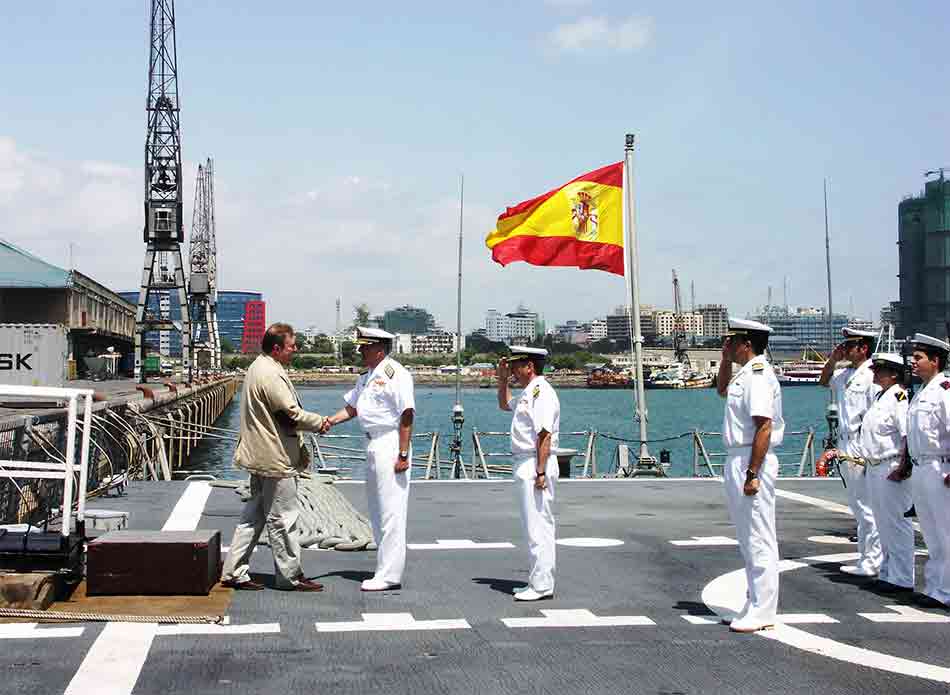 El Almirante Tarrant, es recibido a bordo del Buque insignia Méndez Núñez por el Contraalmirante García de Paredeso
