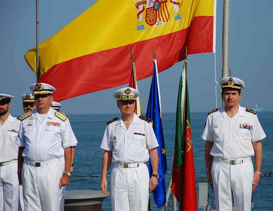 El Contraalmirante García De Paredes (derecha), el Contraalmirante Dupont (medio) y el Comodoro Jorge Palma
