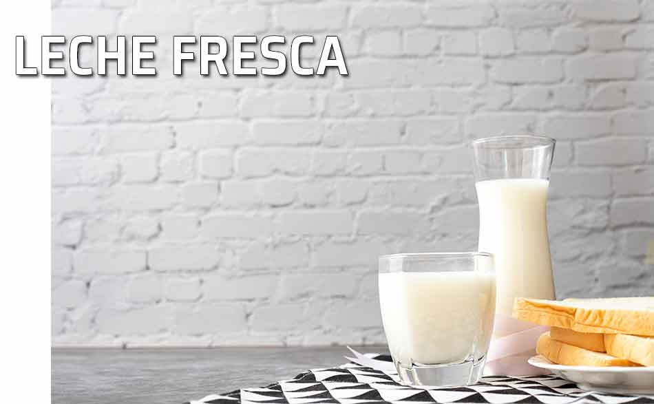 Jarra y vaso de leche fresca