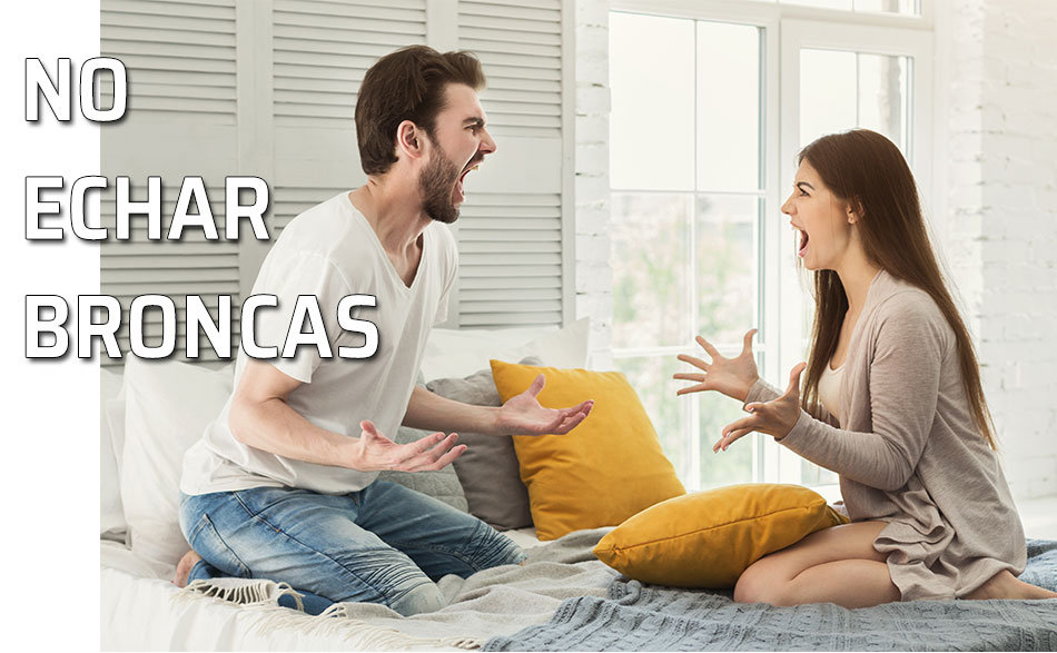 Una pareja discute de forma acalorada. Echar una bronca