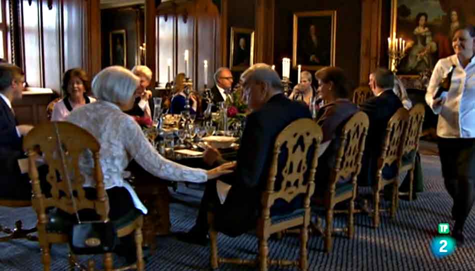 Poner la mesa en la cena de primavera del castillo de Tranekaer, Dinamarca