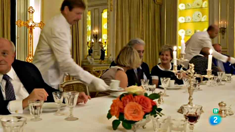 Poner la mesa para un banquete homenaje, castillo San Emernao, Alemania. Sobremesa de la cema