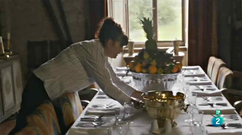 Sir Humphry Wakefield organiza una cena de amigos en el castillo de Chillingham. Imagen de la mesa para la cena