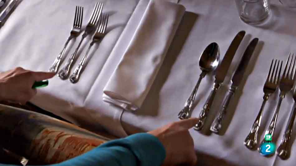 Cena en el castillo de Chillingham, ofeecida por Humphry Wakefield. Detalle posición de los cubiertos en la mesa