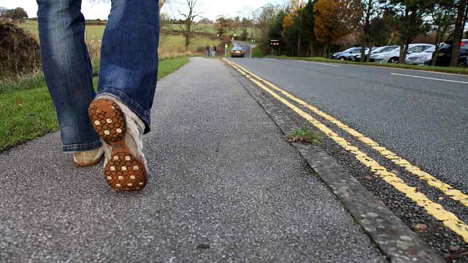 Los movimientos que hacemos al caminar también comunican. Joven pasenado