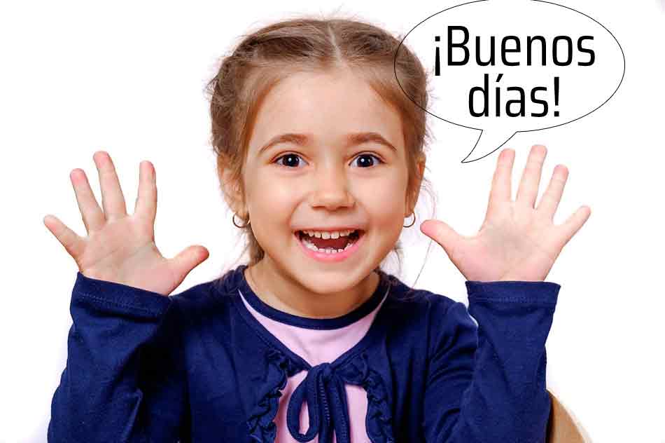 El saludo es la frase, expresión facial o forma de cortesía. Niña da los buenos días