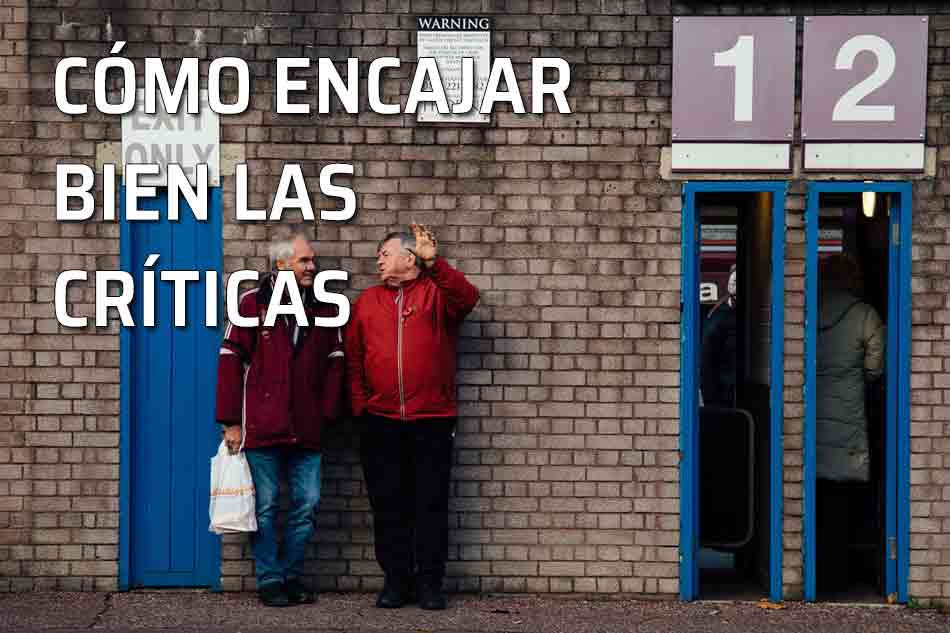 Cómo sobrellevar y encajar bien las críticas. Dos hombres charlando