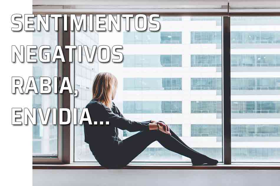 Sentimientos negativos. La envidia y la rabia. Mujer en la ventana