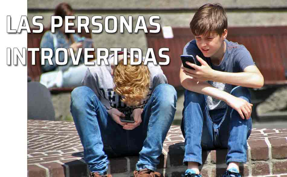 Chicos con el móvil. Personas introvertidas