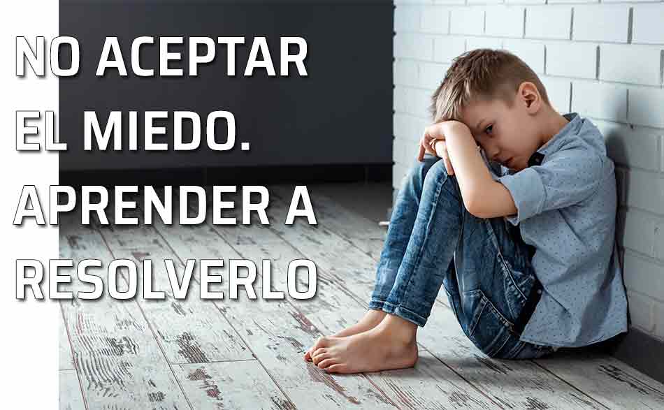 Niño asustado con miedo