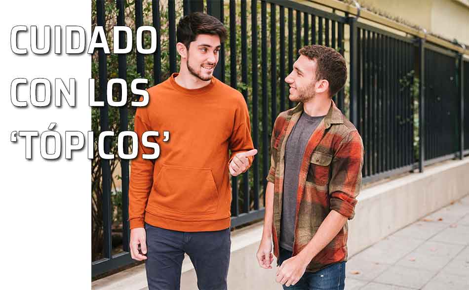 Pareja de amigos conversa en la calle