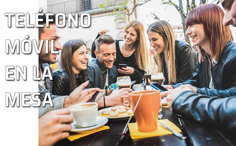 Pandilla de amigos en la mesa con sus teléfonos móviles-celulares