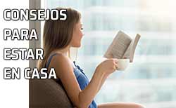 Leer un libro tranquilamente en casa