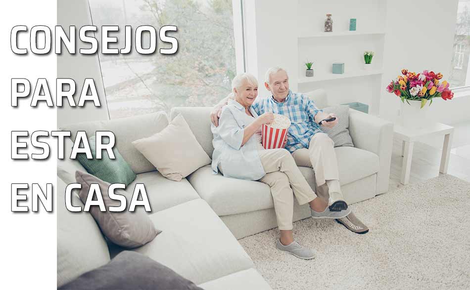 Pareja preparados para una tarde de series y televisión