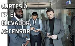 Personas comparten una ascensor - elevador