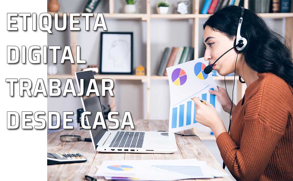 Mujer enseña a un cliente su trabajo. Teletrabajo