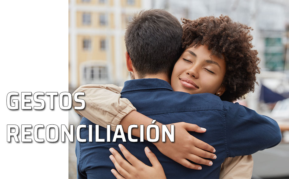 Dos personas se dan un abrazo como muestra de reconciliación